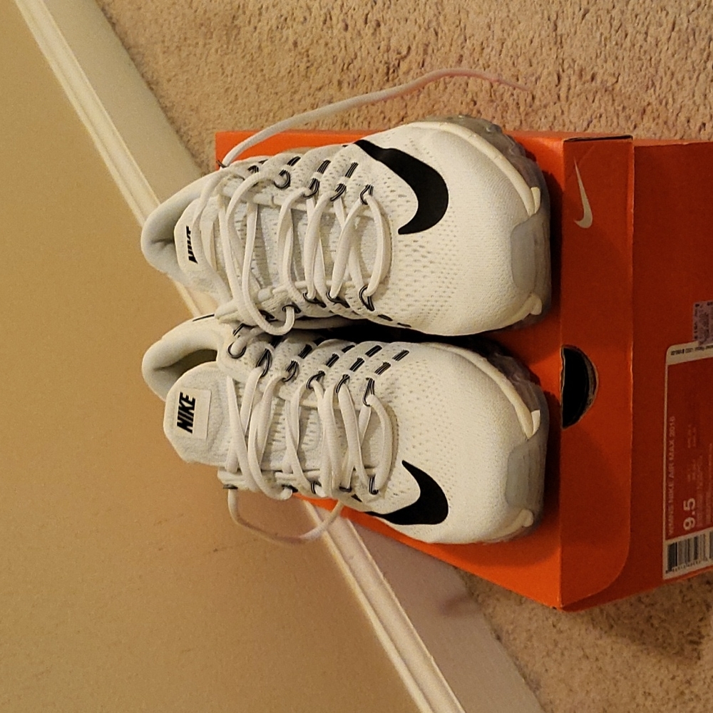 White/black Nike Air Max